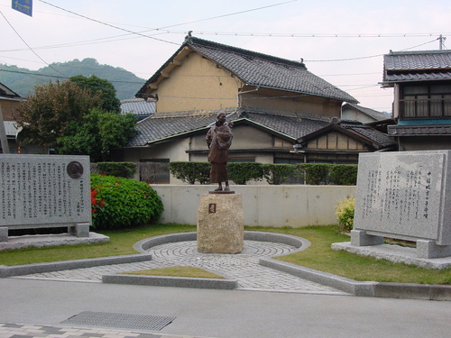 岡山県井原市　子守唄の里高屋駅　駅前　像.JPG